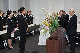 安田会長（右）と決意表明する新入職員