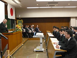 あいさつする萬歳会長