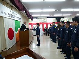 山中学校長（左）と握手する高橋さん