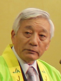 ：あいさつする安田会長