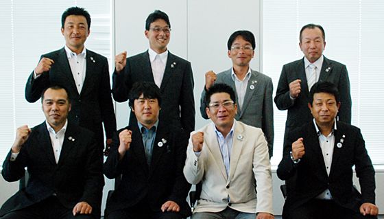 （前列左から）黒田理事、益子副会長、山下会長、白水理事（後列左から）天笠理事、橋本理事、高塚理事、西村理事
