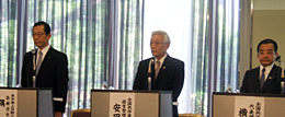 記者会見するＪＡ共済連の安田会長（右）と東京海上日動の隅社長