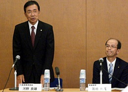 会見に臨む河野良雄代表理事理事長（左）と高橋則広専務理事
