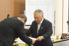 目標達成県域を代表して表彰をうける萬代宣雄・ＪＡ島根県中央会会長（右）