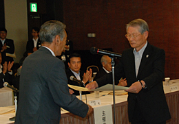 ＪＡバンクローン部門で表彰をうけたＪＡならけんの永田正利経営管理委員会会長（右）