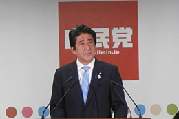 会見する安倍首相