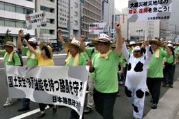 集会後のデモ行進。牛の着ぐるみも登場し、永田町から霞が関、日比谷周辺を練り歩いた。