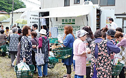  仮設住宅を回る、いわて生協の移動店舗「にこちゃん号」