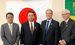 会談に出席した代表ら（左から）神出専務、中野会長、ブラッド首相、デッカ社長