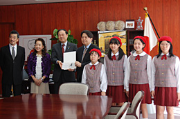 ＣＤを手に記念撮影する（左から）宇崎・阿木夫妻、森市長、林農相、合唱団代表