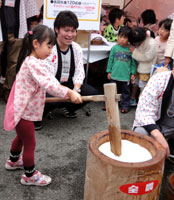 餅つきをする子供たち