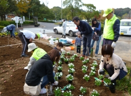 nous1311061201.jpgボランティア団体「千波湖周辺の公園と自然を愛する市民の会」とともに食足（会長　高?美智子）のメンバーとともに植栽活動に参加した信連、金庫の職員ら。