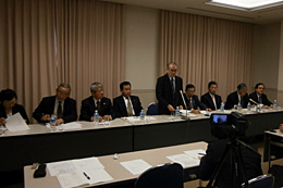 報告会に臨む日本の畜産ネットワークの代表団