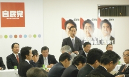 13日の自民党TPP対策委員会であいさつする西川委員長（中央）