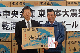 金庫復興対策部の西沢部長（左）から、宮城県漁協相澤海苔部会長へ目録贈呈 