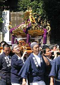 町会の方々とともに神輿担ぎに参加