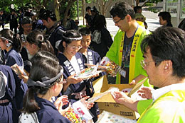 子どもたちに交通安全グッズを配った