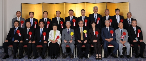 第３６回農協人文化賞受賞者と今村委員長（前列中央右）、佐藤喜作会長（前列中央左）と記念撮影