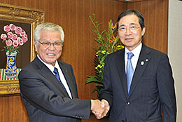 最終統合の合意書を締結したＪＡ群馬信連・大澤憲一会長（左）と、農林中金の河野良雄理事長