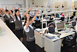 朝礼前にひと踊り　JA東京むさし