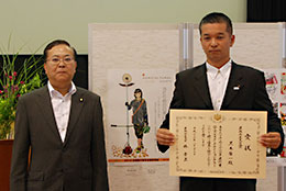 ポスターコンクール大賞受賞の黒木さん（右）と横川信一農水大臣政務官