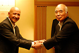 ジャン―ルイ・バンセルＩＣＡ理事（左）と萬歳ＪＡ全中会長