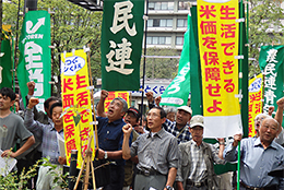 農水省に怒りのこぶしを上げる集会参加者