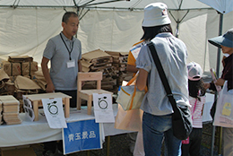 28日の市民まつりで配布された木工品