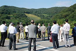 小倉千枚田を眺め、佐渡農業の歴史や現状を学ぶ参加者ら。