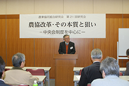 あいさつする梶井功会長