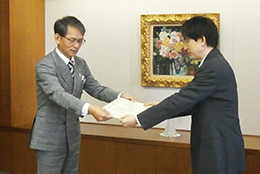 感謝状は警察庁生活安全企画課の小田部耕治課長（右）から農林中央金庫の奧和登専務に贈られた。