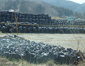 除染で出た土壌のコンテナが高々と積み重ねられている（福島県富岡町で）