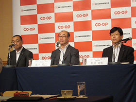 記者会見する浅田会長（中央）と嶋田専務（左）、和田専務