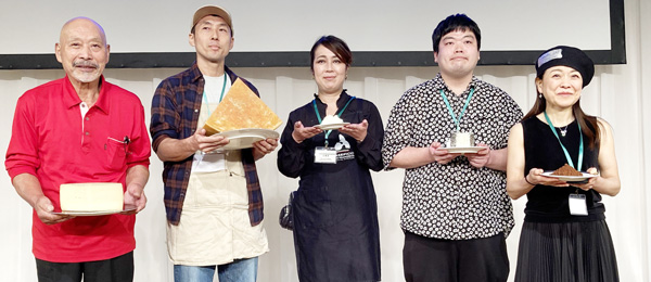 中酪ナチュラルチーズコンテストで表彰を受けた各工房。左から農水大臣賞・山田牧場、最優秀に次ぐ農畜産業振興機構理事長賞の六甲山牧場チーズ工房（神戸市）ら（17日、都内ホテルで）　