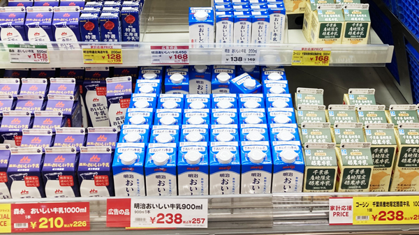 消費低迷で大手メーカーでも牛乳値下げが出てきた（東京都内スーパーで）