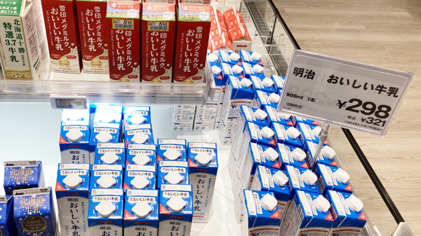 8月乳価値上げで大手メーカー中心に牛乳1パック300円に迫る（首都圏の食品スーパーで）