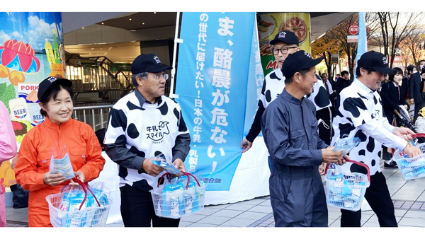 写真＝離農が高止まりする中で、中酪の求めに応じ「酪農有事」を訴える生産者（2024年12月、東京・ＪＲ有楽町駅で）