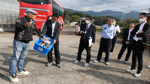 牛温恵の説明をする（株）リモート代表取締役の宇都宮さん（左端）