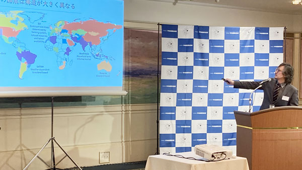 世界を俯瞰して生乳需給調整の必要性を説明する酪農学園大の日向貴久教授（24日、東京都内のホテルで）