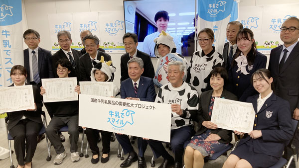 消費拡大へ表彰を受けた7事例は創意工夫ある取り組みで注目を集めた（24日、東京都千代田区のＪミルクで）　