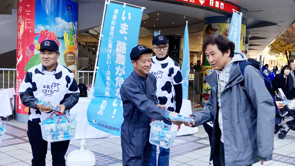酪農家1万戸割れでの経営の窮状を訴える生産者ら（2024年12月、東京・ＪＲ有楽町駅前で）