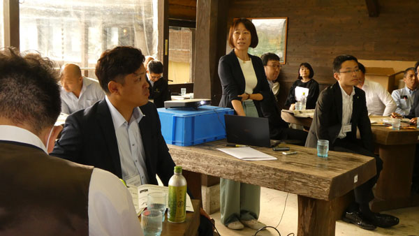 NTTドコモのアグリガール、中嶋雅子さん（中央）の話を聞くプロジェクト参加者