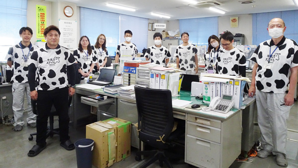 広酪本所職員のみなさん。白黒ホルスタイン柄の「牛乳でスマイルTシャツ」姿で迎えてくれた。