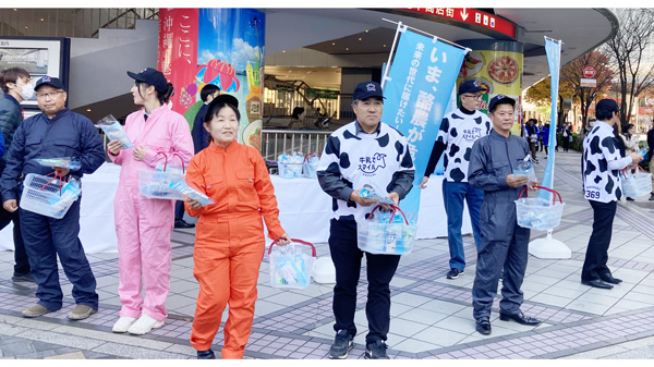 畜酪論議では生産基盤強化も大きな焦点だ。昨年、受託酪農家戸数1万戸割れで経営危機を訴える生産者ら。1年後の今年10月の受託戸数は9500戸割れと離農に歯止めがかからない