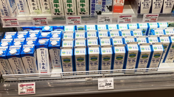 非系統生乳の拡大は、指定団体経由の原乳を使う大手メーカー牛乳と価格差が広がっている（東京都内のスーパー店頭で）