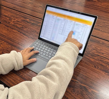 自動算出された投入量を確認している様子（提供：フリーデン）