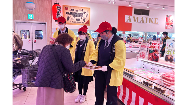 過去の実施時に店頭で試食販売を行う高校生