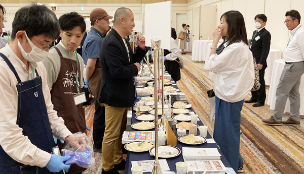 審査後の国産チーズ試食会には大勢の人が詰めかけた