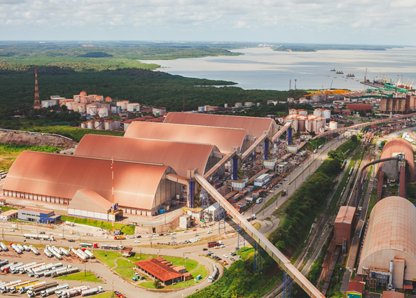 【写真3】ブラジル・イタキ港の穀物倉庫