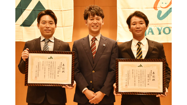 2025最優秀賞を受賞した上村さん(左)、富岡さんと川田委員長(中央)